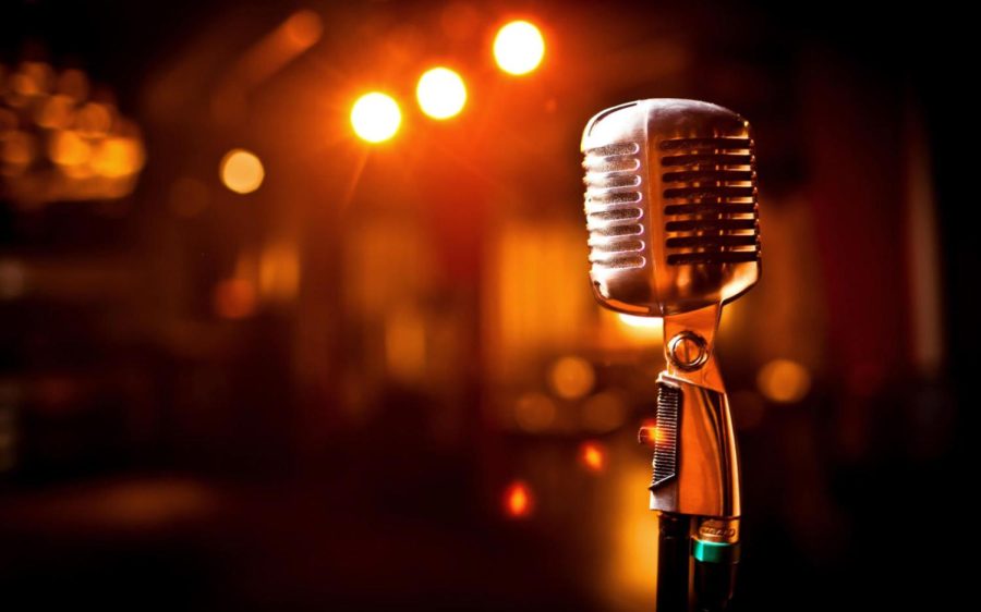 Retro+microphone+on+stage+in+restaurant.+Blurred+background