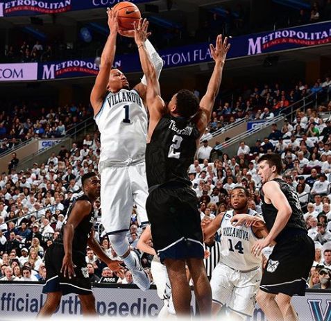 Jalen Brunson rises up for a jumper. 