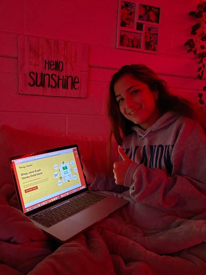 A student makes online purchases with Honey.