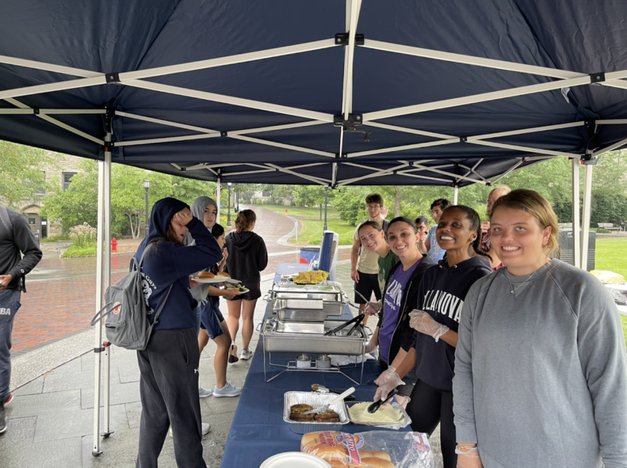 Students enjoy an outdoor barbecue served by the SGA on Wednesday, July 21.
