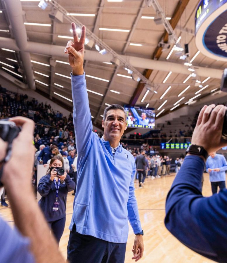 Head+coach+Jay+Wright+acknowledges+the+crowd+after+winning+his+500th+game+at+Villanova.