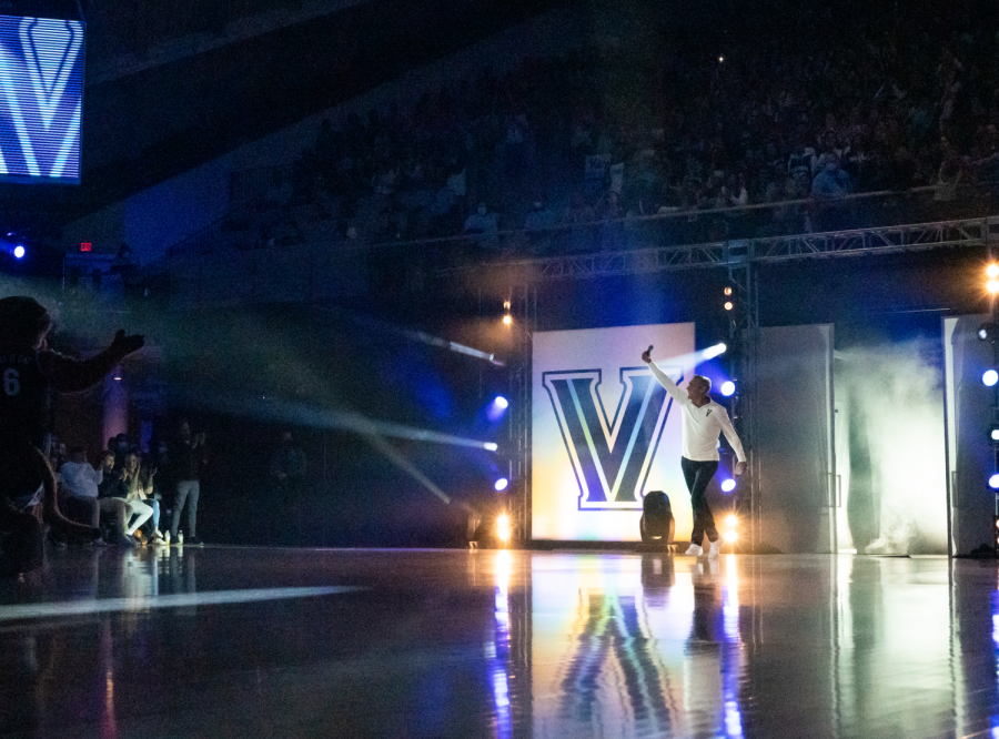Wright makes his entrance at Hoops Mania in 2021.