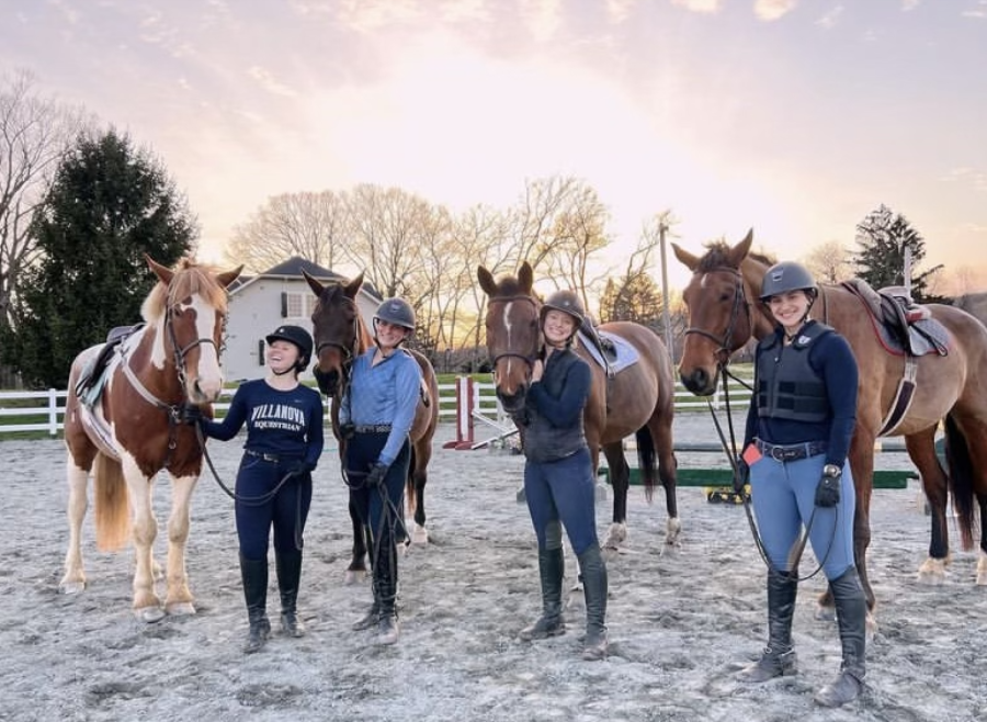 Members+of+the+Villanova%E2%80%99s+equestrian+team+pose+with+their+horses.