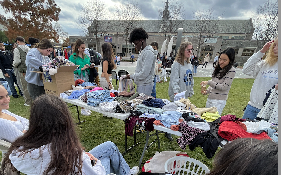 Students+gather+at+the+Villanova+Student+Sustainability+Committee%E2%80%99s+Wildcat+Thrift.