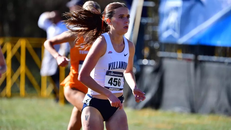 Senior Sadie Sigfstead won the women’s 6K Championship in her season debut in Wisconsin.